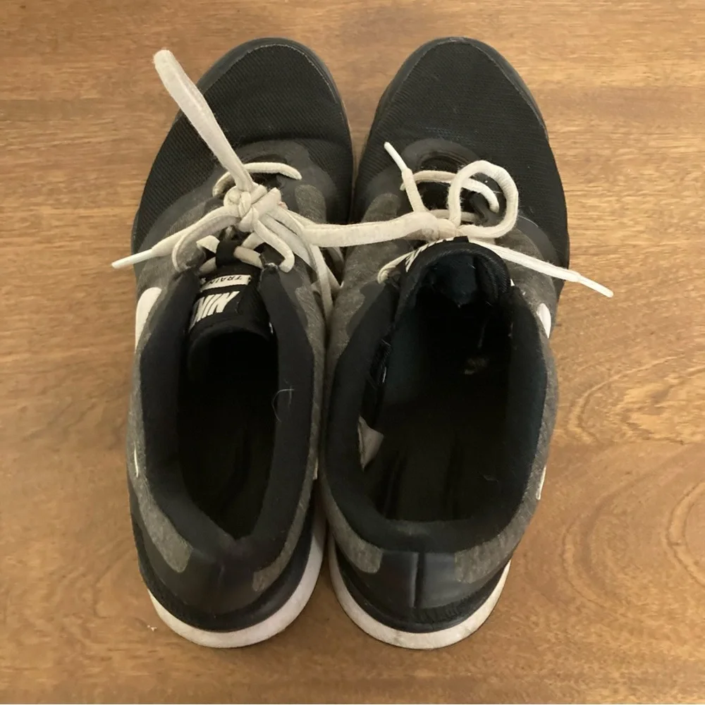NIKE Lightweight Gray & Black Gym Shoes 8